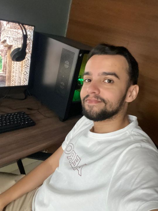 Selfie real de Hiago no computador